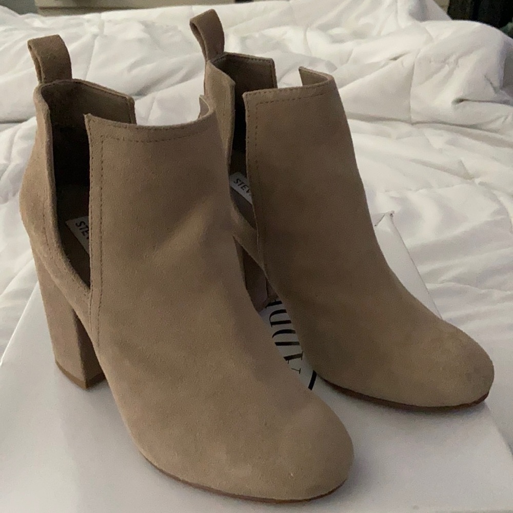 💥SOLD ON EBAY💥Steve Madden taupe suede Naomi bootie size 7